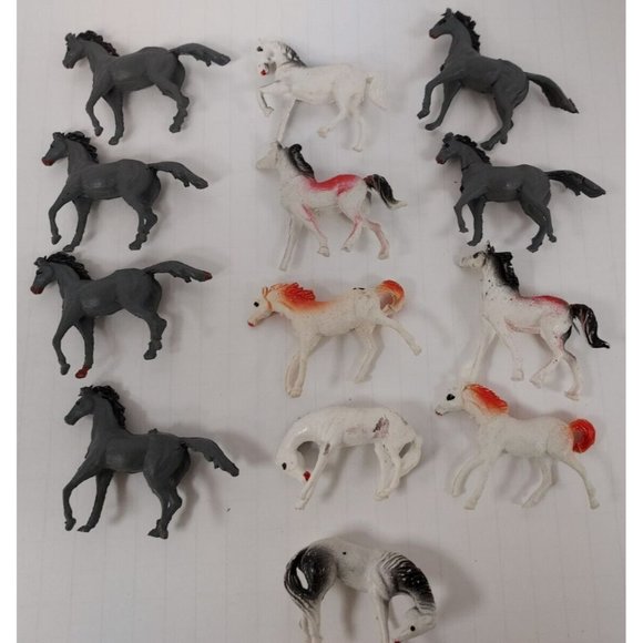 Horse Figurines-2"x 2½"  Plastic Mixed Colors TY247 - Picture 1 of 4